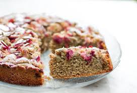 Die deadline, um rhabarber zu ernten ist kalendarisch auf den tag genau limitiert, punktgenau, wobei von april bis exakt zum 24. Gesunder Rhabarberkuchen Unser Suss Saures Lieblingsrezept Taste Soul Blog