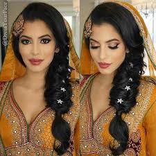 Image Result For Natural Bridal Makeup Indian Mehndi Hairstyles Indian Bridal Hairstyles Bridal Hair And Makeup