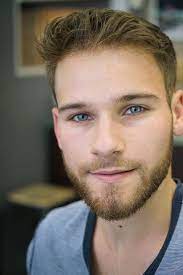 Meme si la coupe courte et les carres resteront indefiniment une tendance a adopter il semblerait quen 2021 les cheveux longs prennent. Coupes Tendances Hommes 2021 A Lyon Salon De Coiffure Homme Femme A Lyon 2 Coiffure Des Arts