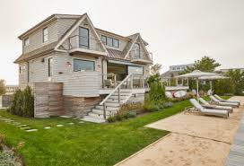 A much needed escape from city life, an opportunity to be more playful in your styling, and the perfect place to host summer bbqs and pool parties. Houzz Tour Hamptons Beach House With Worldly Flair 24 Photos Architecture Design Competitions Aggregator