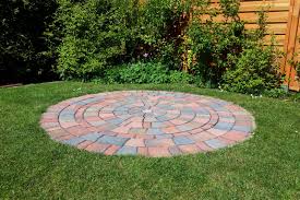 Einen Pflasterkreis Im Garten Verlegen In 2020 Patio Outdoor Decor Home Decor