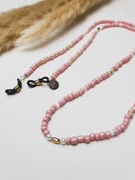 Geflochtenes armband mit perlen selber machen armbänder aus baumwolle oder aus lederriemen erinnern mich immer an die vielen sommer in frankreich, weil es sie dort auf der strandpromenade an jeder ecke zu kaufen gibt. Brillenketten Basteln Die Diy Anleitung Aniti Made For You