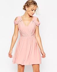 Choisissez une robe avec un décolleté en haut, décolleté bateau, drapé, plissé, ou bustier. Epingle Sur Women S Fashion
