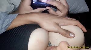 Mi hermanastra me deja tocarle las tetas mientras vemos tiktoks de porno|  EPISODIO COMPLETO