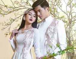Chất liệu chính của chiếc áo dài là ren lưới cao cấp ngoại nhập, đính kết bằng tay với những chi tiết thêu hoa tinh xảo, mang đến cảm giác bảo thy cho biết chiếc áo dài trong ngày rước dâu và 3 bộ váy cưới trong tiệc cưới chính diện vào ngày mai (16/11) đều được thiết kế theo đúng như sở thích. Xu HÆ°á»›ng Ao Dai CÆ°á»›i Cho Co Dau Chu Rá»ƒ NÄƒm 2020