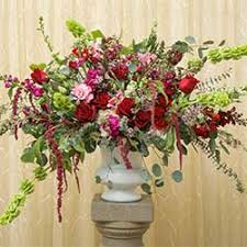 Many reasons have contributed to the improvement of faux plants, including the quality and technology of the silk or other materials used and a more dynamic mix of matte and glossy surfaces. Wedding Flower Arrangements Ceremony Reception Little Chapel