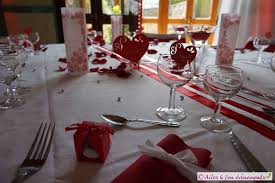 Decoration De Mariage Sur Le Theme Amour Glamour Romantique En Rouge Blanc Et Decoration Mariage Deco Table Mariage Decoration