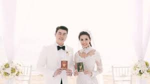 Dikabarkan Nikah Beda Agama Asty Ananta Pamer Buku Nikah
