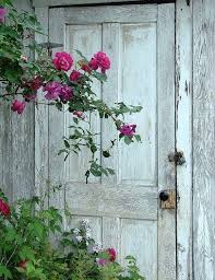 Dans Mon Jardin Secret Il Y A Umla Via The Basket Of Inspirations Puertas Blancas Puertas Pintadas Puertas Geniales