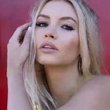 Juliana Cox's Instagram, Twitter & Facebook