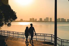 Cặp đôi đi dạo mùa thu ở Hà Nội