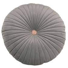 Tante sono le caratteristiche che contraddistinguono un cuscino da un altro come ad esempio la forma che può essere scelta rettangolare, quadrata o persino rotonda. Cuscino Rotondo In Velluto Grigio 40 Cm Maelle Maisons Du Monde