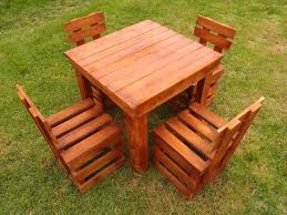 Check out this free instructional video and cust list. Pallet Dining Table And Chairs Easy Pallet Ideas