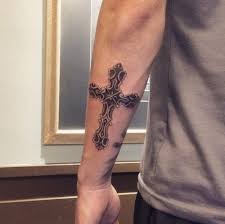 Maybe you would like to learn more about one of these? Tatuajes De Cruz Disenos Ideas Imagenes Y Significados Tatuagem Tatuagem Cruz No Braco Tatuagem Cruz