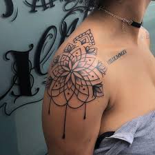 Tatuagem No Ombro 230 Fotos Com Dicas Para Voce Fazer A Sua Shoulder Tattoos For Women Classy Tattoos Shoulder Tattoos