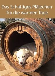 Hundehutte Aus Einem Alten Weinfass In 2020 Hundehutte Weinfass Fass