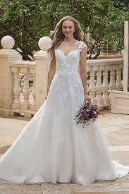 Brautkleid von sincerity in creme.das romantische kleid hat einen reissverschluss am rücken und perlenbesetzte spitze.es macht mit der a linie ei. Sincerity Kollektion 2019 Brautkleiderspitze Brautkleider Hochzeitskleider Brautmode Brautmodentirol Tirolerb Brautmode Kleider Hochzeit Sweetheart Gowns
