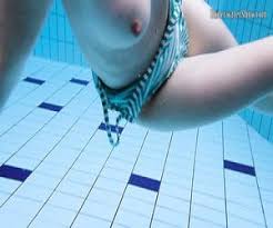 Ludique Rousse Meuf Anetta Nage Nue Dans La Piscine