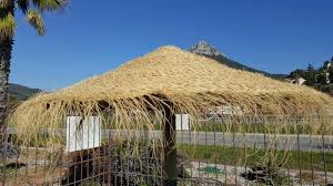 Cette expression de mécontentement ou même de colère est utilisée dans une foule de situation, comme beaucoup de phrases de ce genre elle a pour seule fonction d'évacuer la tension et le sens ne prévaut pas sur l'usage, mais le plus souvent elle est employée comme équivalent de et tout le saint frusquin. Parasol En Fibre D Alfa Ou Sparte Ambiance Gazon Vente De Gazon Synthetique