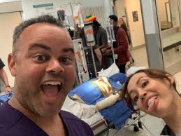 Catch the Season 1 Finale of The Pitt TONIGHT!!! Thanks to  @johnwellsproductions @therealnoahwyle @streamonmax for having me.  Hopefully next season I learn how to take a pic without making a weird face.