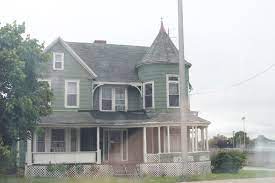 Victorian Mansion On Cass Street In Joliet Illinois I Love That It Hasnt Been Restored Still Has That Cool Old Mo Joliet Illinois Joliet Victorian Mansions