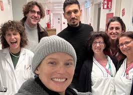 Bianca Balti con il fidanzato Alessandro in ospedale a Milano per fare  l'ultima seduta di chemioterapia in Italia: foto
