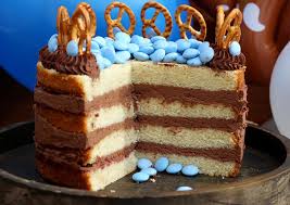 Als gastgeschenk, für besprechungen oder einfach nur als kleine belohnung zum nachmittagskaffe. Angeschnittener Kuchen Auf Dem Oktoberfest Sweet Table Pink Dots Partystore Deko Blog