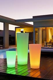 Solar Gartenbeleuchtung 35 Beispiele Wie Man Den Garten Durch Pflanztopfe Erhellen Konnte Gartenbeleuchtung Terrasse Gestalten Beleuchtung