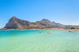Da der strand flach ins meer abfällt, können auch nichtschwimmer und kinder am ufer das kühle nass genießen und bedenkenlos plantschen, was san vito lo capo zu einem perfekten ausflugsziel für familien. Die Schonsten Strande Und Besten Hotels In Sizilien
