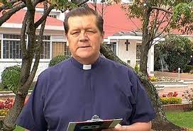 Monseñor alirio lópez también desarrolló un papel importante al ser párroco del barrio santa catalina, barrio country sur y el barrio el padre también actuó en la famosa serie 'pandillas, guerra y paz', en la que interpretó al padre alirio durante varios capítulos. J86osgq1k1gjmm