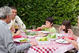 Esstische im garten aus holz, metall der schöne esstisch im garten. Gluckliche Familie Essen Im Garten Lizenzfreie Fotos Bilder Und Stock Fotografie Image 10198197