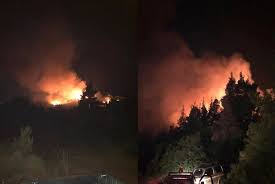 Φωτιά εκδηλώθηκε από άγνωστη μέχρι στιγμής αιτία σε ξυλουργείο στην τορώνη χαλκιδικής. Xalkidikh Maxh Me Tis Floges Megalh Fwtia Sth Si8wnia Eidhseis