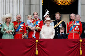 Once the queen has arrived at horse guard's parade in whitehall, she is greeted by a royal salute and carries out an inspection of the troops, who. Queen Elizabeth Ein Leben Fur Die Krone Gala De
