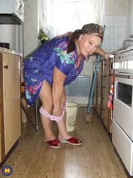 Fat granny Regina strips her clothes and poses while cleaning the kitchen -  Pichunter