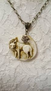 Collier Homme Ou Adolescent Animal Totem Amerindien Loup Ecru Avec Reflets Marron En Ceramique Animal Totems Pendant Necklace Necklace