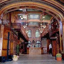 Restaurantul caru' cu bere din centrul vechi este unul din restaurantele cu mancare romaneasca cu traditie din bucuresti, unde gasesti bere rece si distractie! Caru Cu Bere The Popular 135 Year Old Restaurant In Bucharest S Old Town Welcomes 2 500 Clients A Day Romania Insider