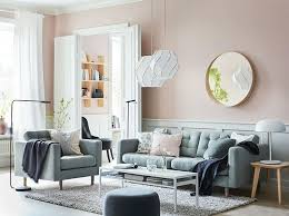 Sebuah Ruang Keluarga Yang Tenang Perhatikan Ruang Kecil Di Ruang Keluarga Anda Dapatkan Ikea Living Room Furniture Gray Living Room Design Living Room Paint