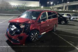 Servicios y soluciones para tu negocio. Un Ex Empleado De Mercedes Destroza Mas De 50 Furgonetas En La Fabrica De Vitoria Periodismo Del Motor