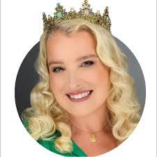 Stacy Saunders's Instagram, Twitter & Facebook