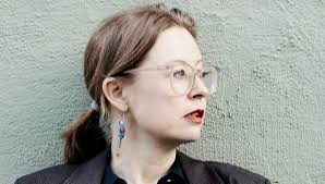 Hilde Charlotte Blombergs selvbiografiske roman, om oppvekst og frigjøring  fra destruktive relasjoner