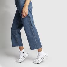 And some thick boots, like cowboy boots, will add up to 1.5 or 2 inches in height. Womens White Converse Chuck Taylor All Star Lift Hi Trainers Schuh