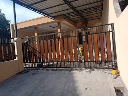 Kebanyakan pagar besi berbentuk garis vertikal, tapi pagar yang satu ini dibuat dengan garis horizontal sehingga memberik kesan tersendiri. Pagar Rumah Minimalis Kombinasi Kayu