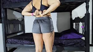 Une brune veut du sperme dans sa chatte, il y avait du sexe chaud sur le  lit simple