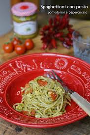 Aggiungere i fiocchi di peperoncino e cuocere per un altro minuto. Spaghettoni Al Pesto Con Pomodorini E Peperoncino Farina Lievito E Fantasia