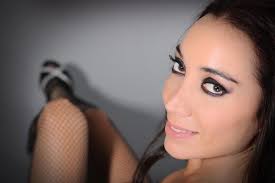 Ella es Mora Godoy, la argentina que trae la sensualidad del Tango al  Teatro Municipal