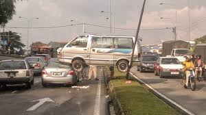 Jika anda dilanggar oleh pemandu kereta, anda boleh menuntut ganti rugi dari pesalah tersebut melalui insuran pihak ketiga. Dilanggar Oleh Kenderaan Yang Tiada Insuran Ini Solusinya Iluminasi