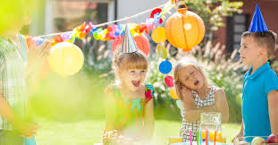 Ein spielhaus kann zum rückzugsort werden, an dem ihre kinder ungestört spielen. Die Besten Geburtstagsspiele Fur Einen Spassigen Kindergeburtstag