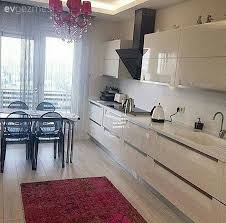Dolaplara uygun bir halı, tezgah kombini ile farklı mutfaklar oluşturabilirsiniz. Nuray Hanimin Yasanasi Bir Atmosfere Sahip Sade Ve Sik Evi Ev Gezmesi Ev Icin Ic Tasarim Tasarim Ic Mekanlar