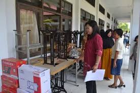 Mesin jahit merupakan mesin untuk membuat suatu pakaian. Disnakertrans Serahkan Bantuan Mesin Jahit Secara Gratis Antara News Sulawesi Tenggara Antara News Kendari Sulawesi Tenggara Berita Terkini Sulawesi Tenggara
