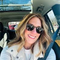 Kelly Gee's Instagram, Twitter & Facebook